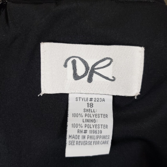 Elegant Black Midi Dress - Picture 7 of 8